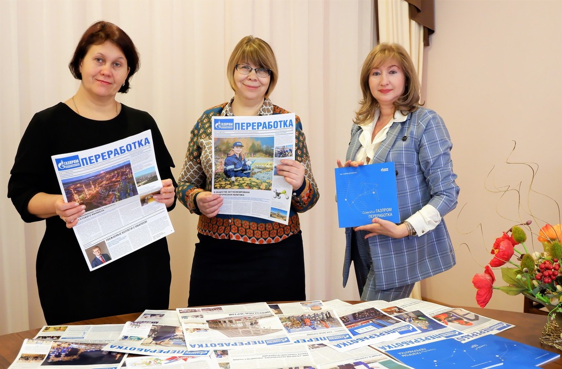Сотрудники библиотеки принимают печатные издания в фонд библиотеки