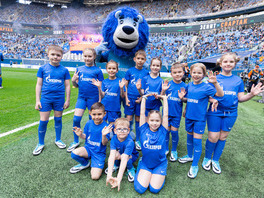 Дети сотрудников компании "Газпром переработка" на акции "Выведи футболиста на поле"