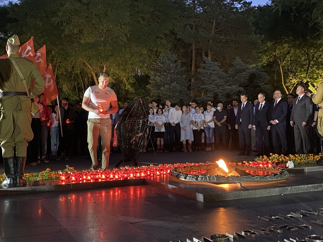 Мероприятие традиционно прошло у обелиска в Братском саду города Астрахани