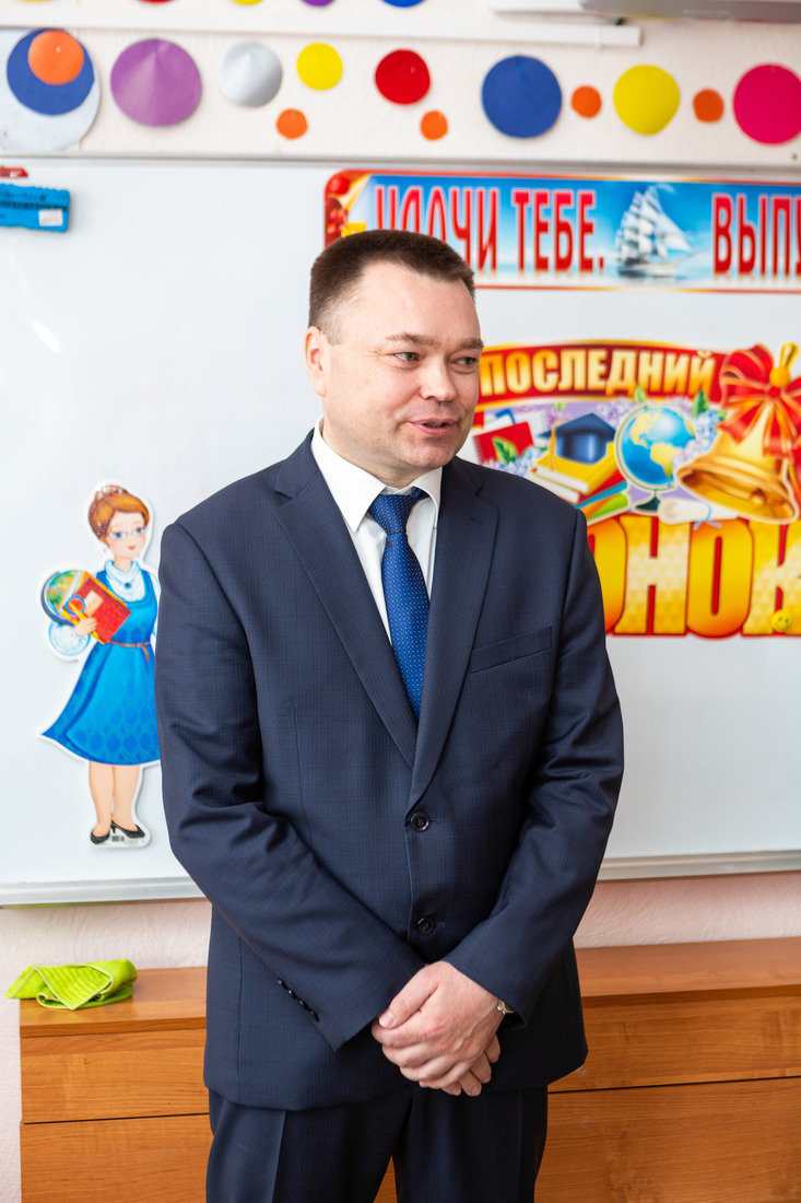 Выпускников приветствует Сергей Иванов, заместитель директора Сургутского ЗСК