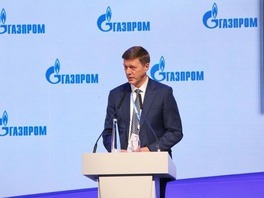 Дмитрий Пономарев, заместитель генерального директора компании «Газпром переработка» по управлению персоналом, выступает с докладом