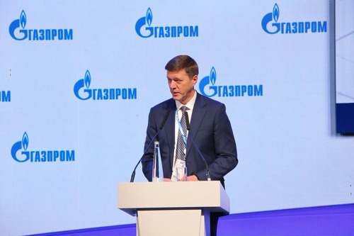 Дмитрий Пономарев, заместитель генерального директора компании «Газпром переработка» по управлению персоналом, выступает с докладом