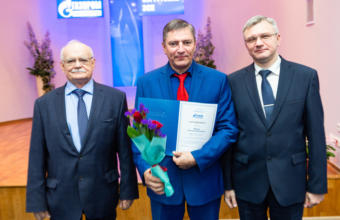 Владимир Точилин и Андрей Дорощук награждают Константина Никулина, ведущего специалиста коммерческо-договорного отдела
