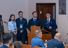 Михаил Важенин (в центре) защищает проект со своей командой