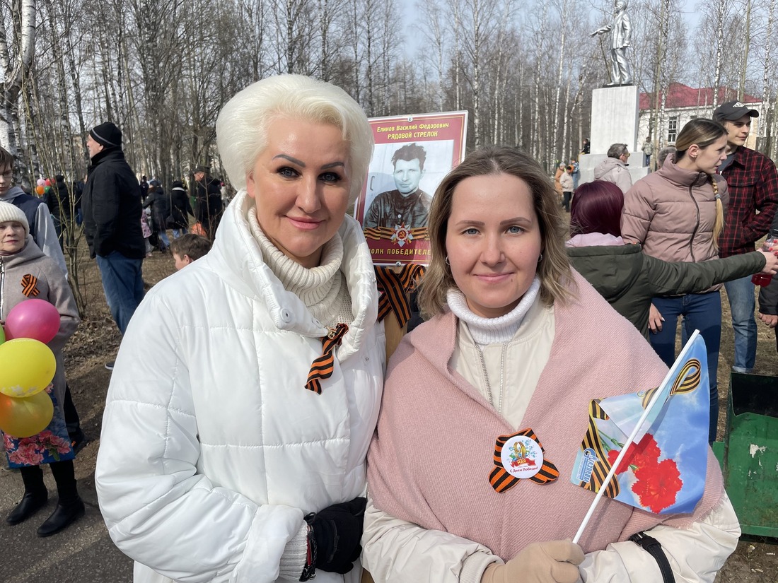 Сотрудницы Сосногорского ГПЗ Татьяна и Дарья Виноградовы на акции «Бессмертный полк»