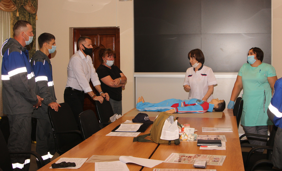 Специалисты здравпункта Сургутского ЗСК инструктируют участников учений