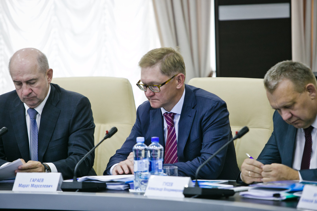 Генеральный директор ООО "Газпром переработка" Марат Гараев (по центру)