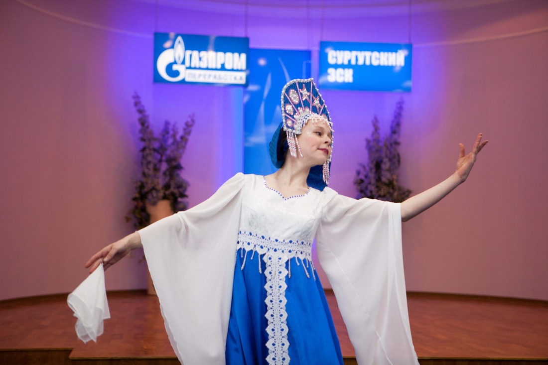 Екатерина Федичева исполняет русский танец
