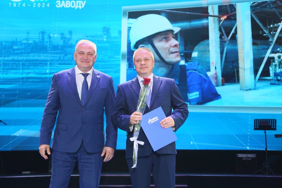 Директор завода Виталий Кравченко вручил награды лучшим сотрудникам