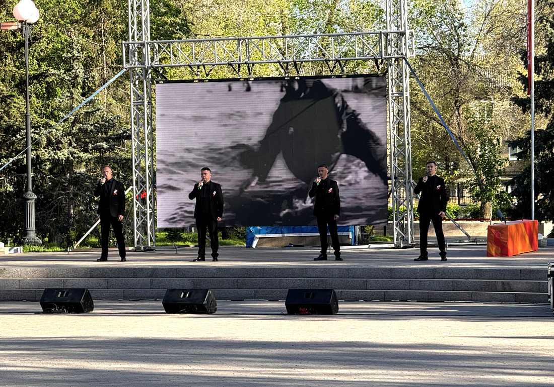 Выступает "М-Квартет"