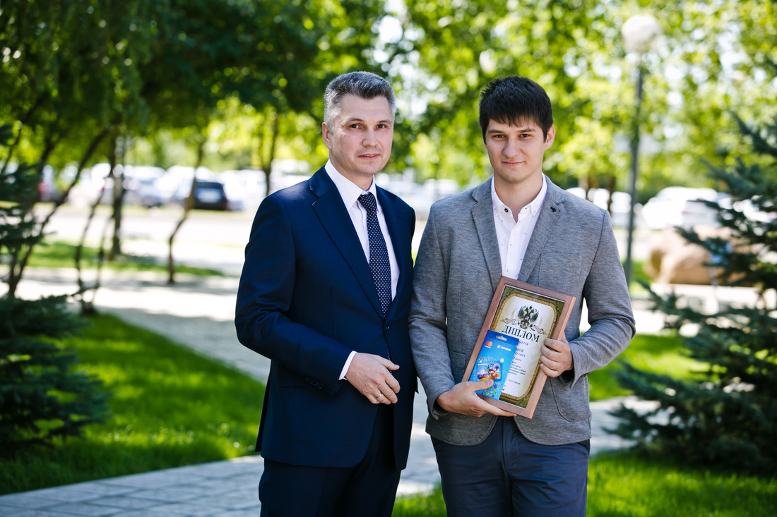 Айрат Ишмурзин вручает награду лучшему оператору технологических установок Артему Кудимову