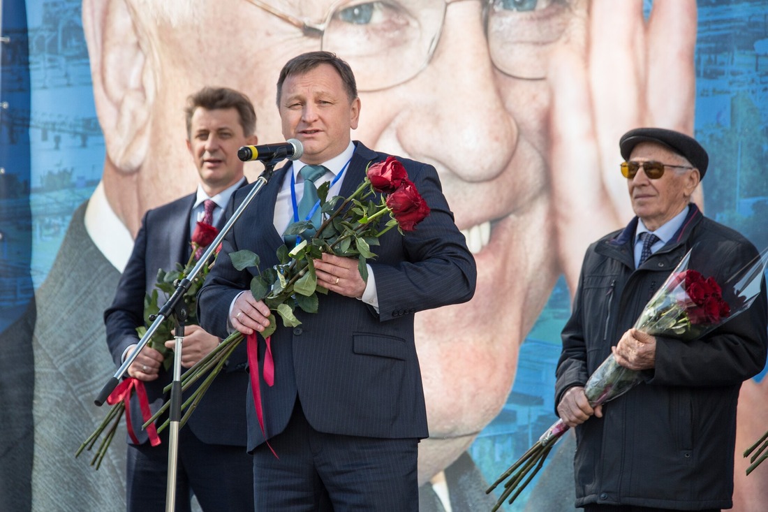 На торжественном митинге на Оренбургском ГПЗ выступает Сергей Васин