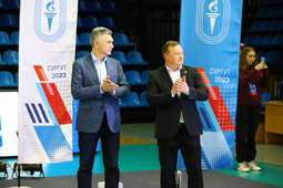Генеральный директор компании Айрат Ишмурзин и председатель "Газпром переработка профсоюз"  Сергей Васин приветствуют спортсменов