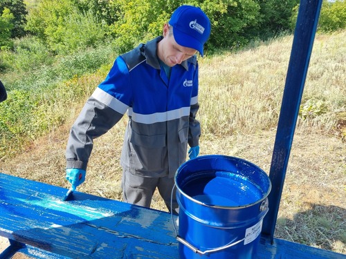 Газовики обновили цвет беседки.