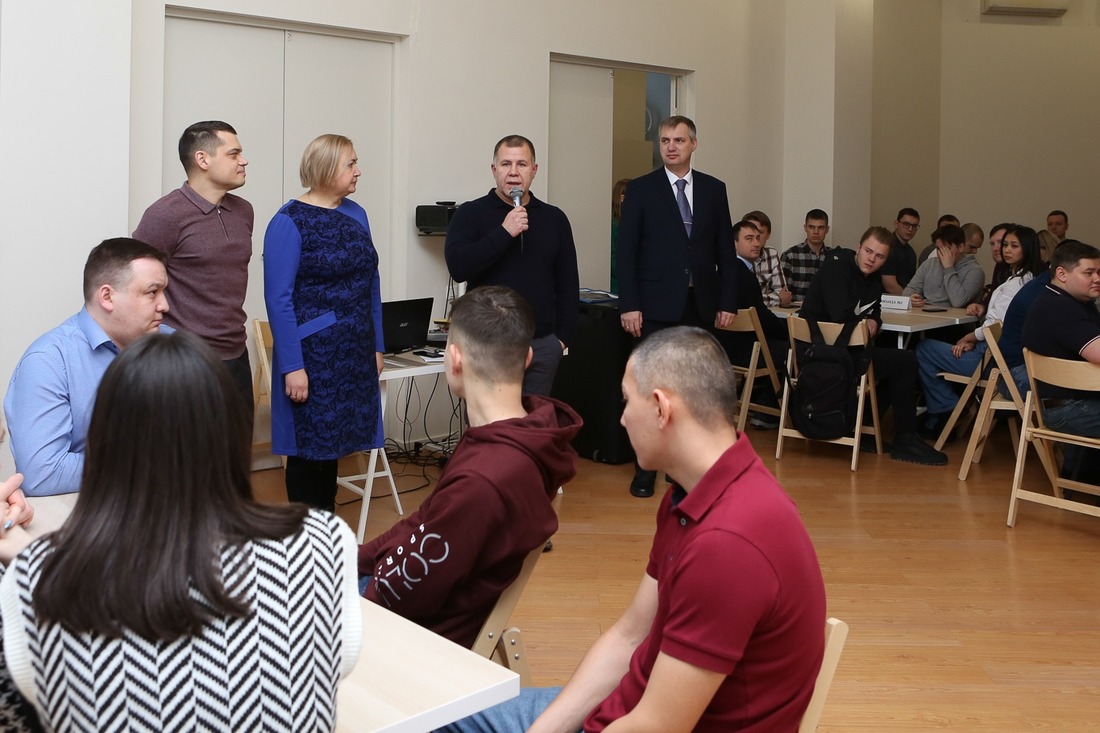 Руководители подразделений Сургутского ЗСК приветствуют молодых работников