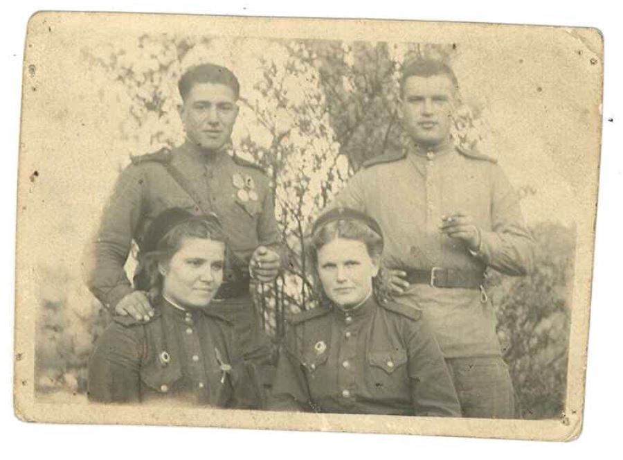 С бойцами после выписки их с госпиталя (Федяева М.М. слева)