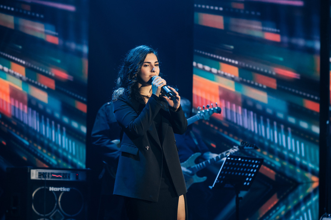 Диана Егоян выступает на сольном концерте