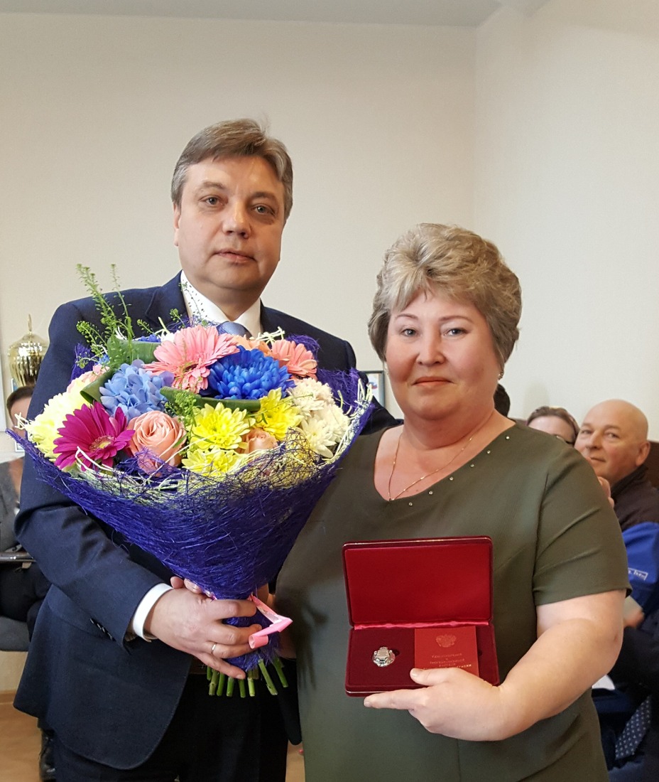 Директор завода Игорь Чернухин вручил Государственную награду Зинаиде Константиновой