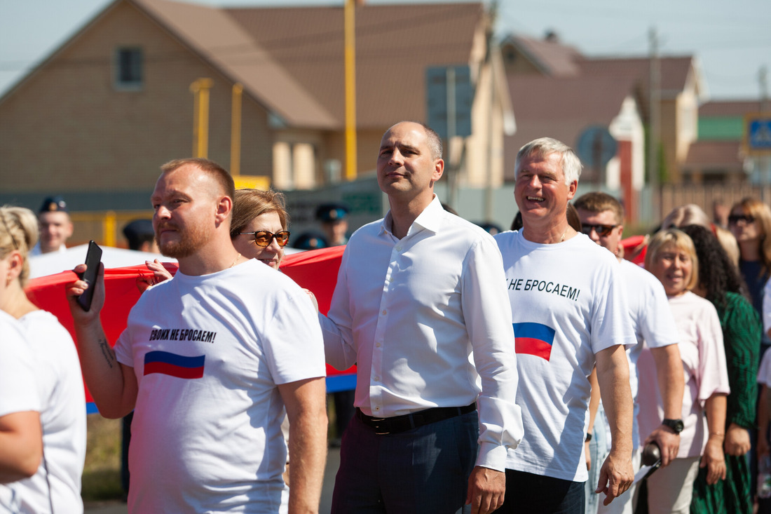 Глава Подгороднепокровского сельсовета Максим Кабанов, губернатор Оренбургского района Денис Паслер и глава Оренбургского района Василий Шмарин