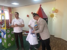 Представители Совета молодых ученых и специалистов Астраханского ГПЗ передали для учащихся развивающие игры