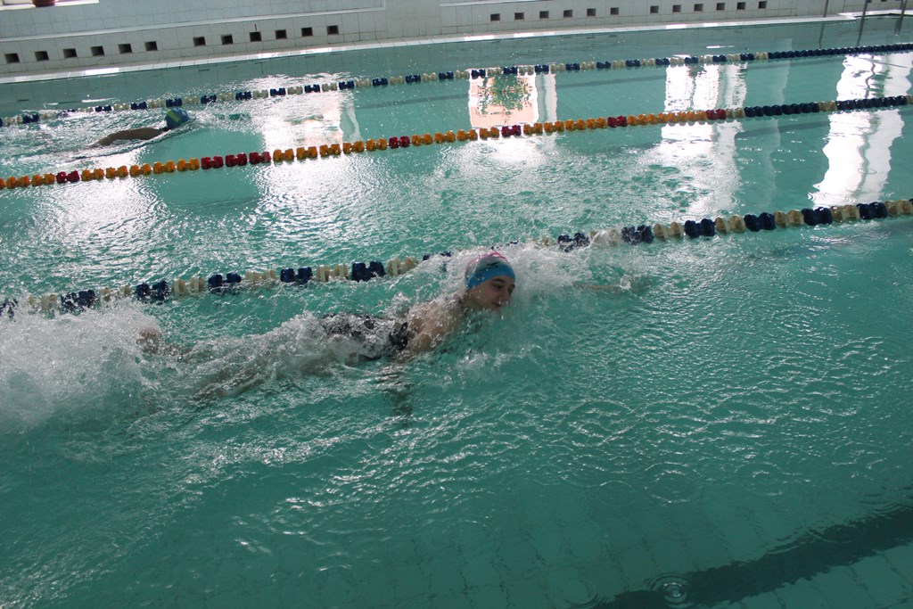 Этап эстафеты — плавание. Арине Вороненко предстояло проплыть 25 м.