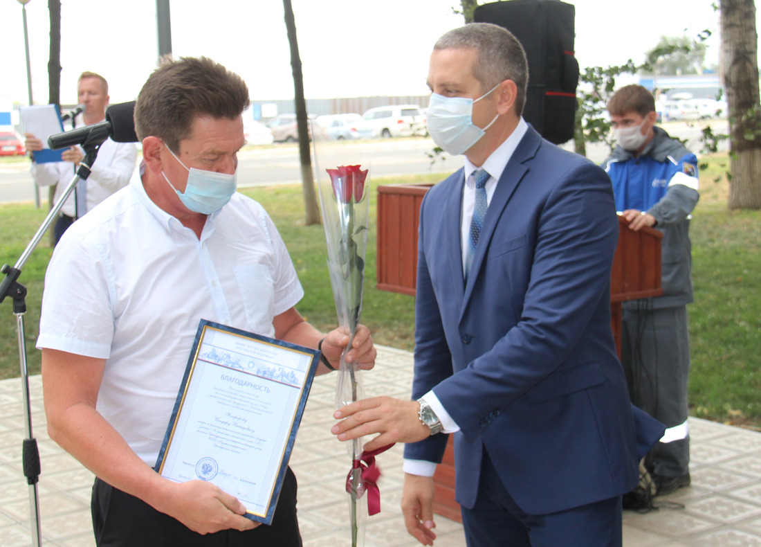 Дмитрий Лысиков (справа) вручает благодарность Министерства энергетики РФ Ильдару Ягофарову