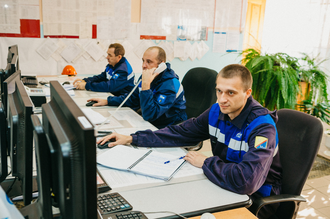 В операторной парка приема сырья на Сургутский ЗСК