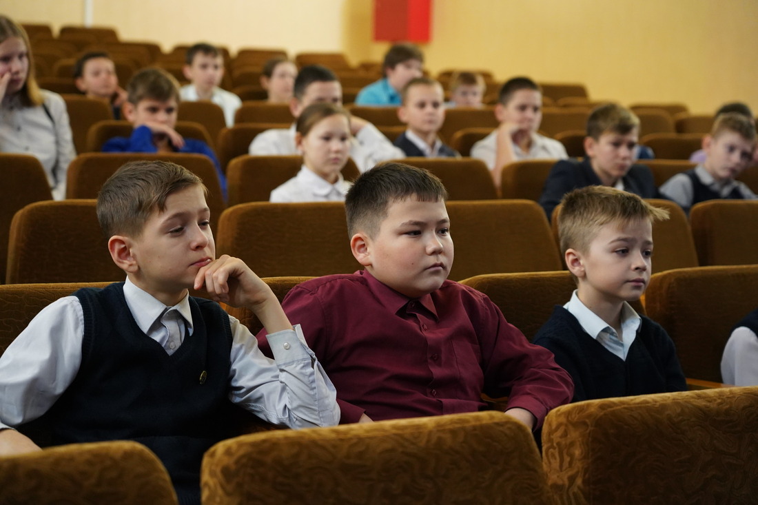 Во время урока ребятам показали видеоролик, подготовленный оренбургскими поисковиками, и документальный фильм о войне.