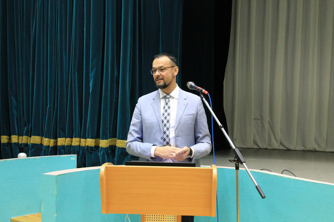 Директор завода по подготовки конденсата к транспорту Руслан Койшин на встрече со студентами