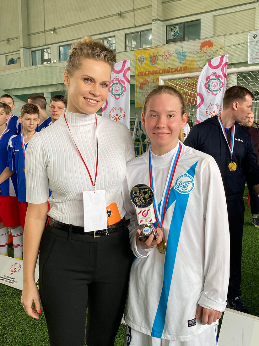 Юлия Митрофанова — начальник ССО и СМИ награждает лучших игроков турнира по футболу