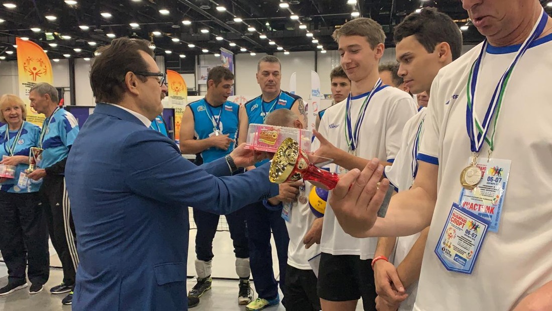 Сергей Гутников — президент Федерации спорта инвалидов награждает участников игр