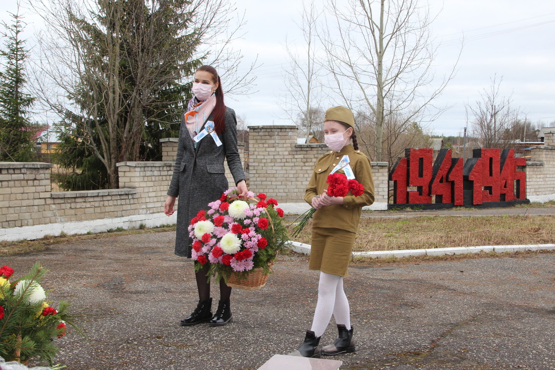 Память героев почтили возложив цветы к мемориальному комплексу в д. Пожня