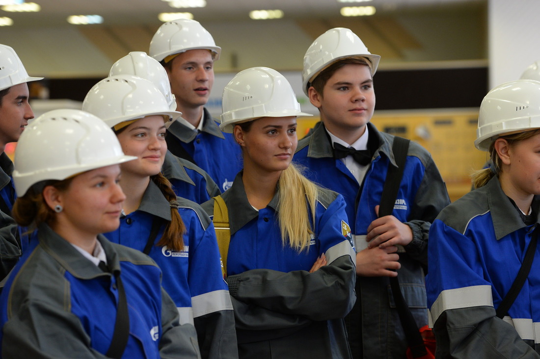 Студенты в операторной третьей очереди Оренбургского ГПЗ