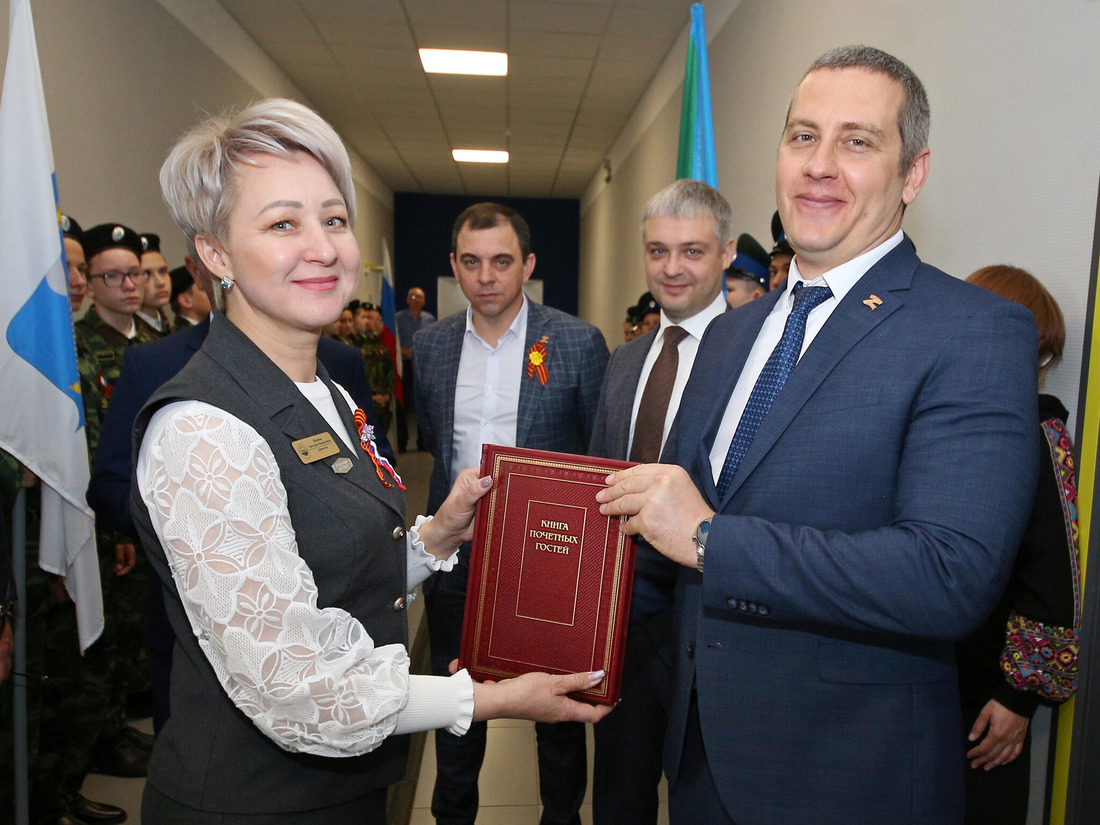 Дмитрий Лысиков вручает Книгу почетных гостей Светлане Щербак