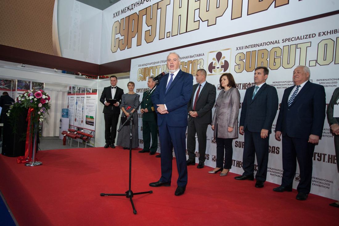 Глава г. Сургута Вадим Шувалов приветствует участников выставки