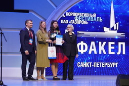 Павел Фадеичев, заместитель Председателя «Газпром профсоюза», и Марина Пугачева, член жюри конкурса "Юный художник", награждают Элину Ахмедову