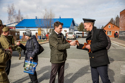 На входе представители СМУС Сургутского ЗСК вручали заводчанам георгиевские ленты