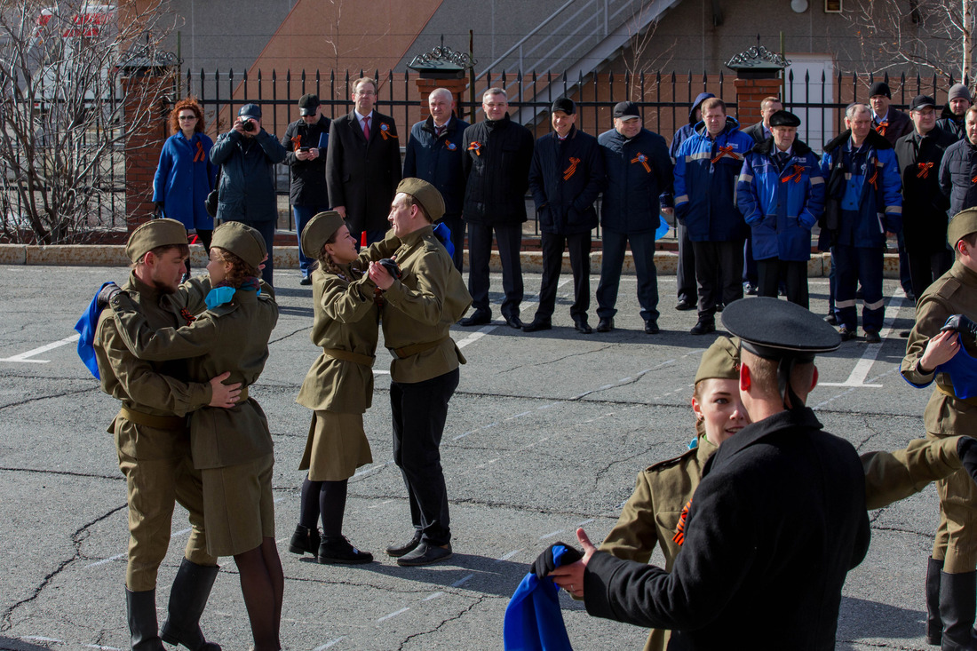 Вальс под песню "Голубой платочек" танцуют представители СМУС Сургутского ЗСК и участницы ежегодного конкурса "Заводчанка"