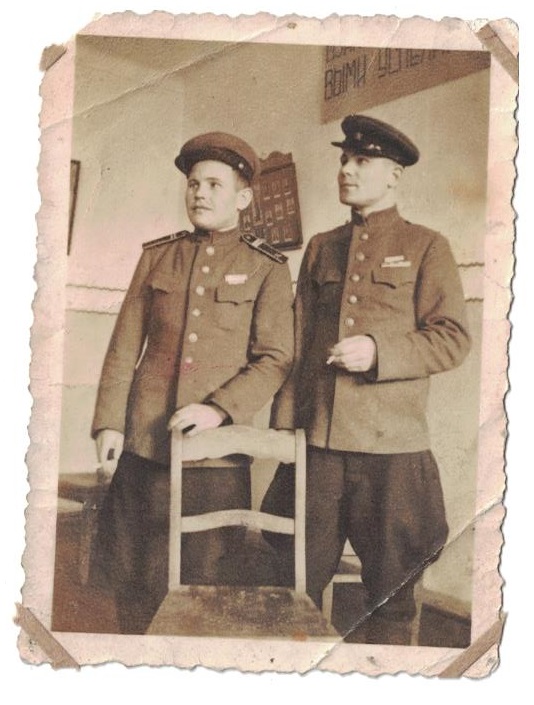 В.Е. Абрамов (справа) с товарищем