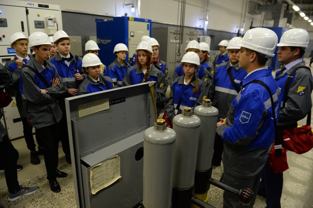 Заместитель директора завода Дмитрий Лысиков рассказал ребятам об особенностях энергообеспечения производства