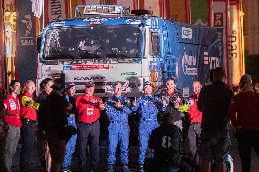 В центре — экипаж газового КАМАЗа в составе Сергея Куприянова, Александра Куприянова и Ахмета Галяутдинова перед стартом