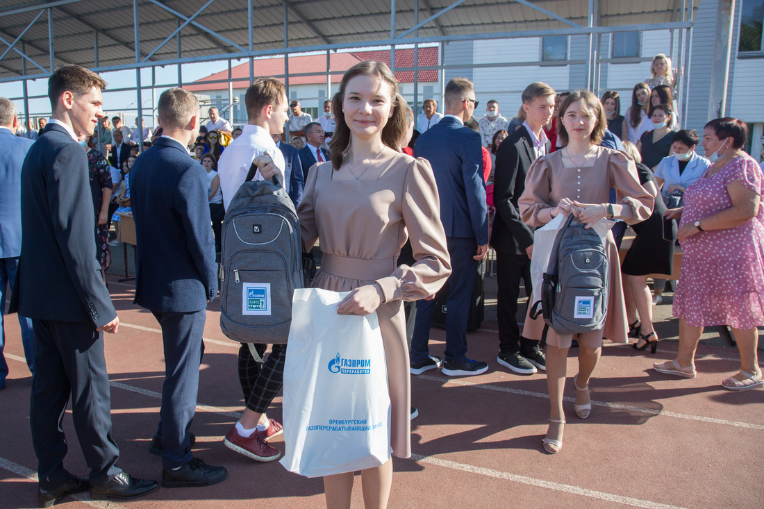 Вручение портфелей ученикам Газпром-класса Павловского лицея