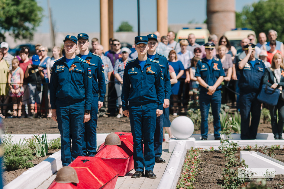Церемония перезахоронения павших солдат и офицеров