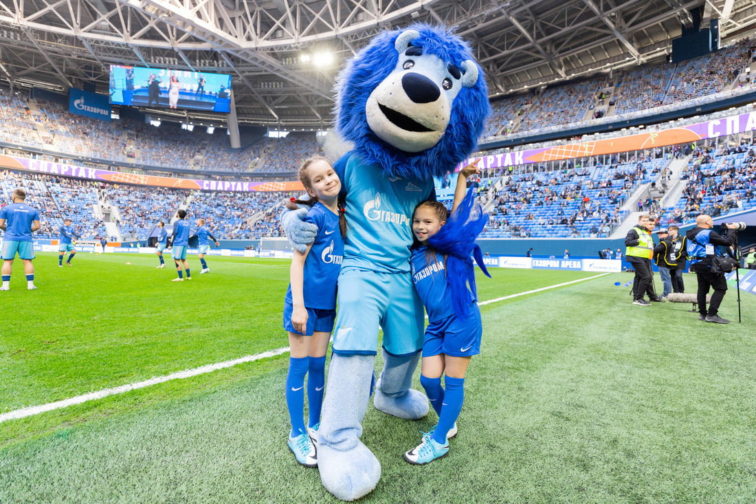 Дети сотрудников компании "Газпром переработка" на акции "Выведи футболиста на поле"
