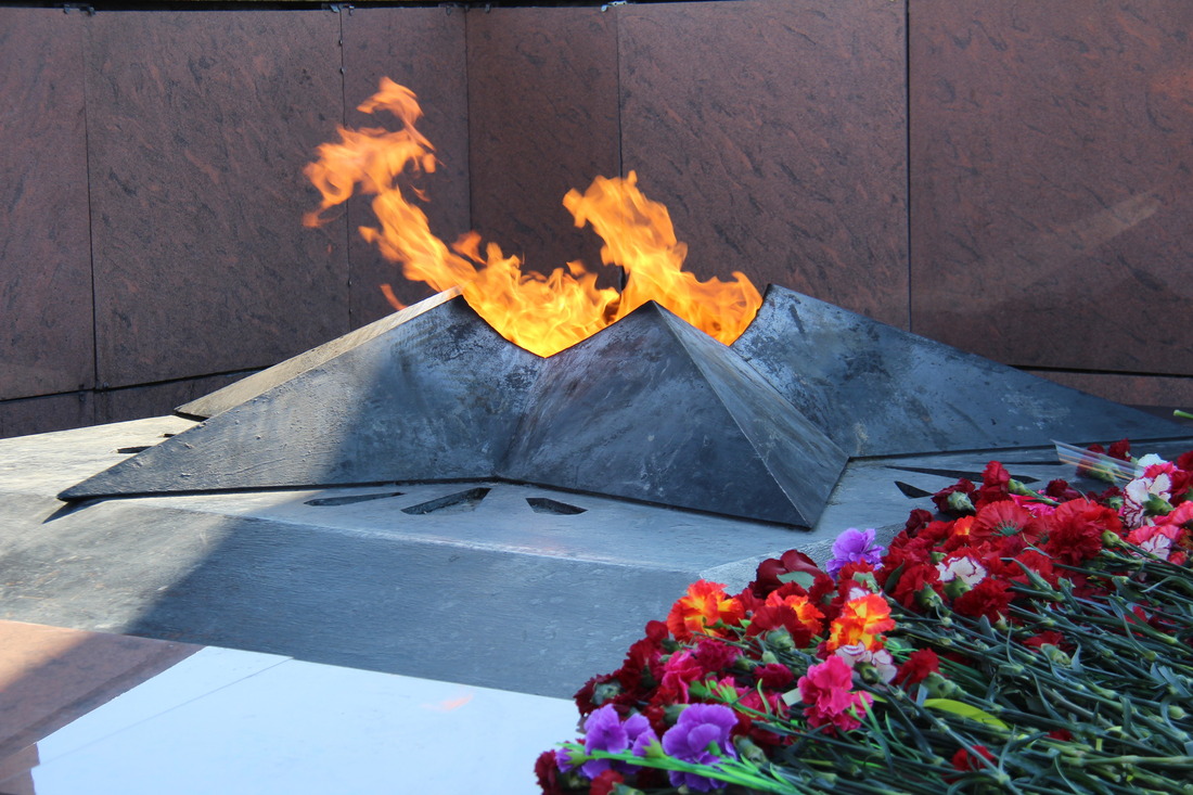 Вечный огонь на Площади Памяти в г. Новый Уренгой