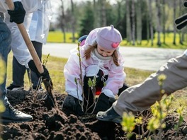 На субботник работники вышли вместе со своими семьями