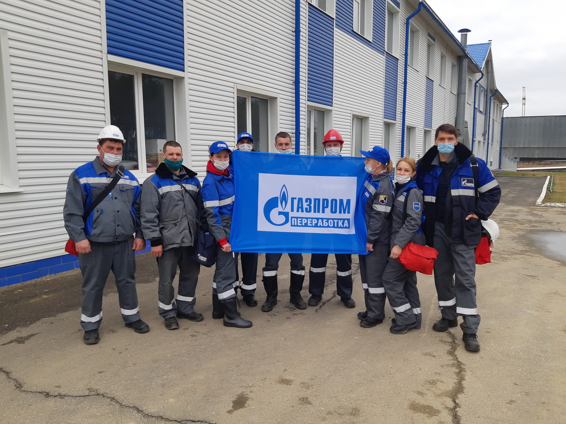 Работники Оренбургского гелиевого завода на субботнике