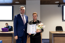 Айрат Ишмурзин — генеральный директор компании Газпром переработка награждает Наталью Шпраер — главного специалиста медицинской службы