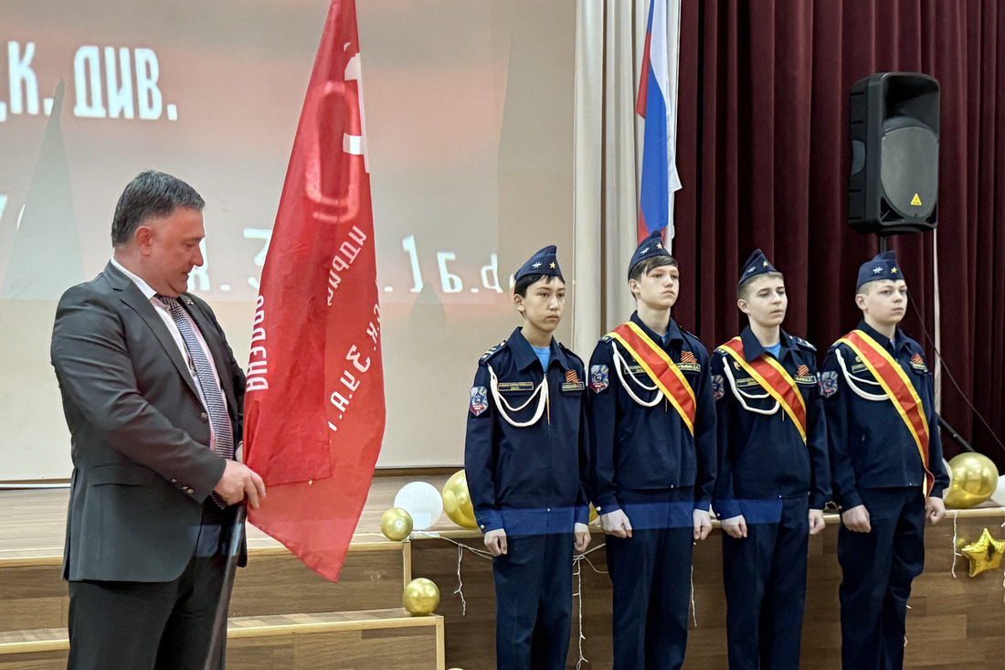 Знамя Победы в школе №5 вручает Сергей Молчанов