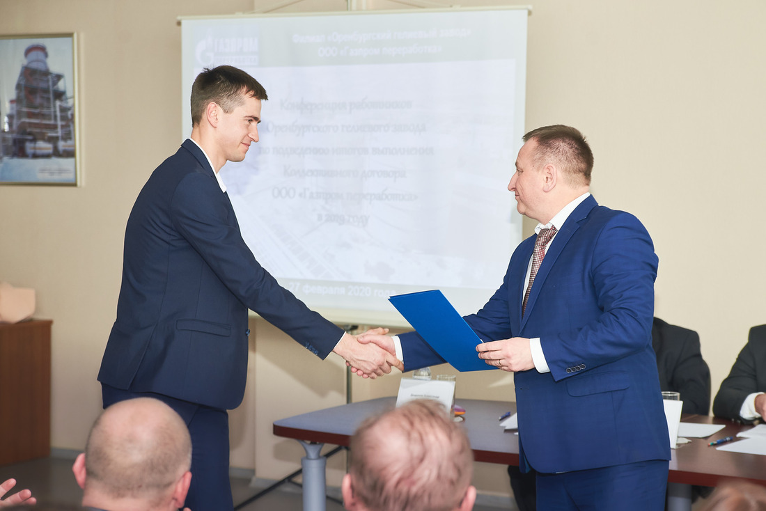 Председатель ОППО "Газпром переработка профсоюз" Сергей Васин вручает диплом Виталию Любатинскому